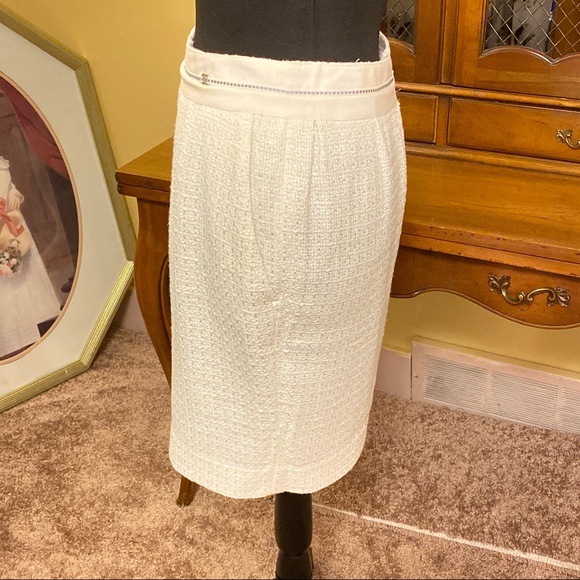 Salvatore Ferragamo White Tweed Kick Pleat Skirt. - Picture 5 of 9